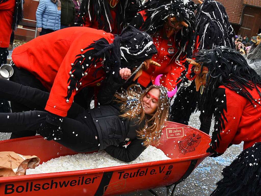 Mehr als 500 Teilnehmer waren beim Buurefasnachtsumzug in Neuenweg dabei.