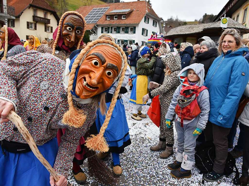 Mehr als 500 Teilnehmer waren beim Buurefasnachtsumzug in Neuenweg dabei.