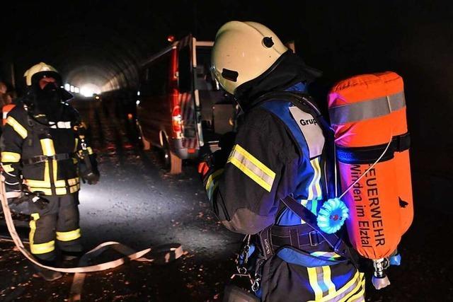 Feuerwehren haben im Brandbergtunnel in Winden fr den Ernstfall gebt