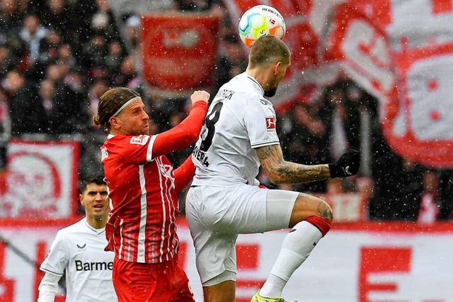 Freiburgs Lucas Hler und Robert Andri...yer 04 Leverkusen kmpfen um den Ball.  | Foto: THOMAS KIENZLE (AFP)