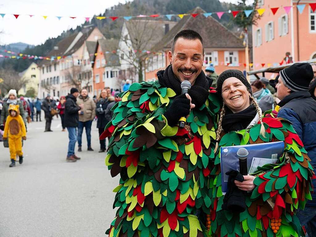 Die beiden Zunftmeister der Narrenzunft Castellberger Driebelbisser, Frank Lffler und Manuela Gutmann, moderieren den Umzug.