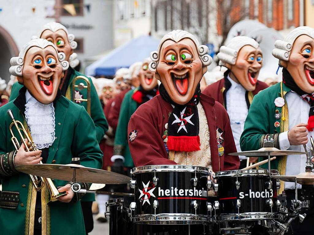 Auffllig, musikgewaltig und schrg: Die Heitersheimer Guggemusik Strauhschoeschlurbi.