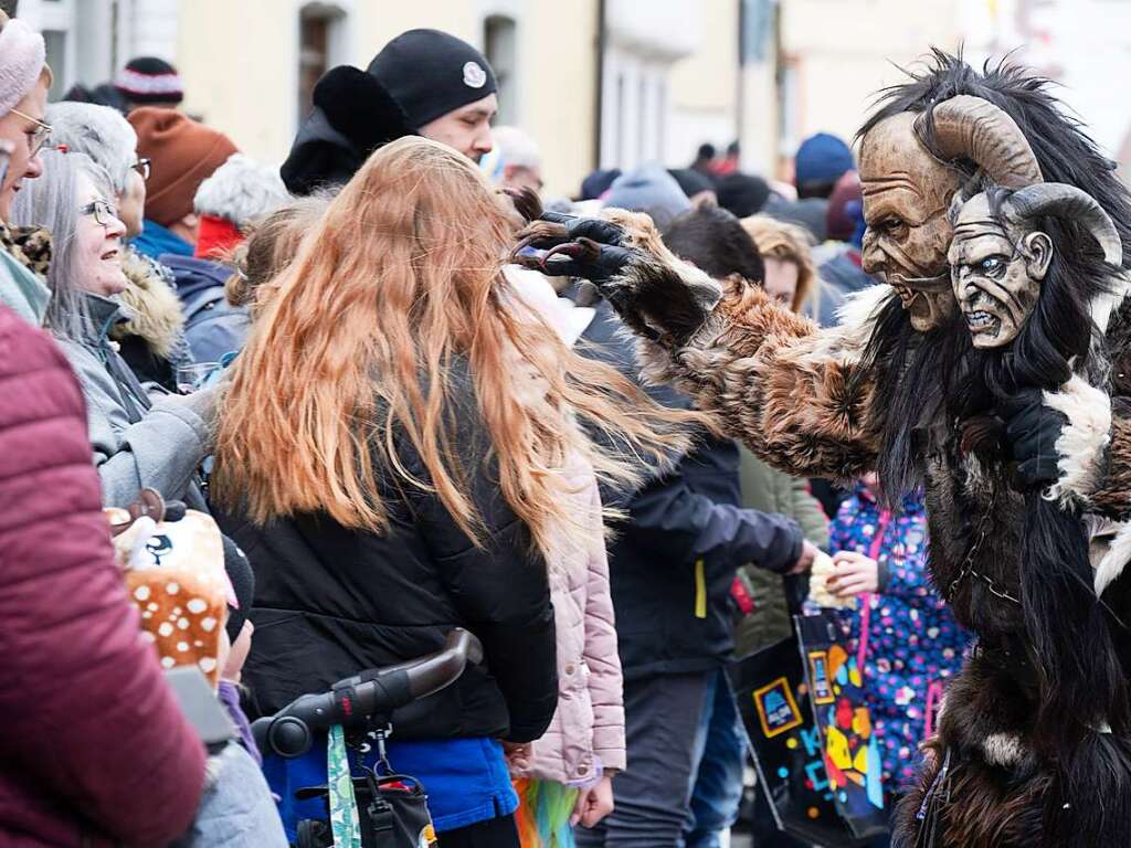 Schreckliche Gestalten zeigen sich von ihrer wilden Art.