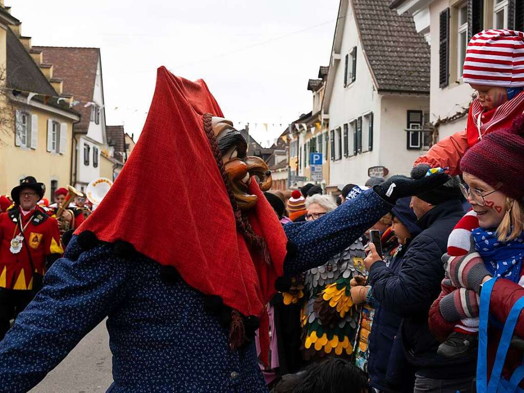 Hexen knne auch sehr lieb sein und verschenken Sigkeiten an die kleinen Zuschauer.