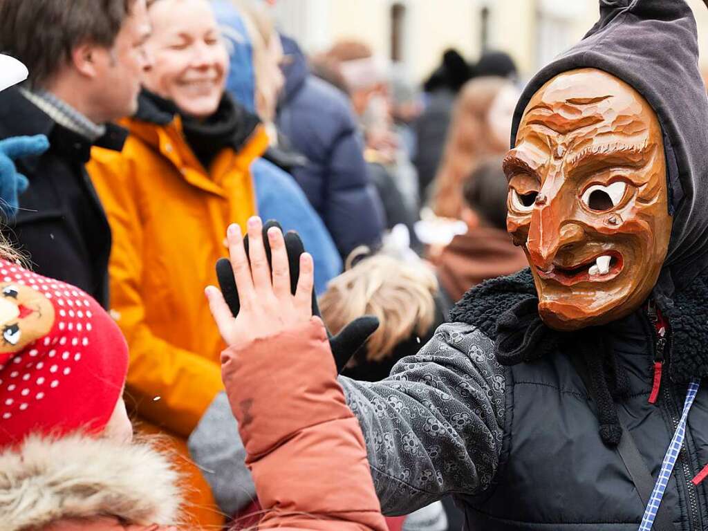 Manche Narren klatschen das Publikum ab – und belohnen es mit Sigkeiten.