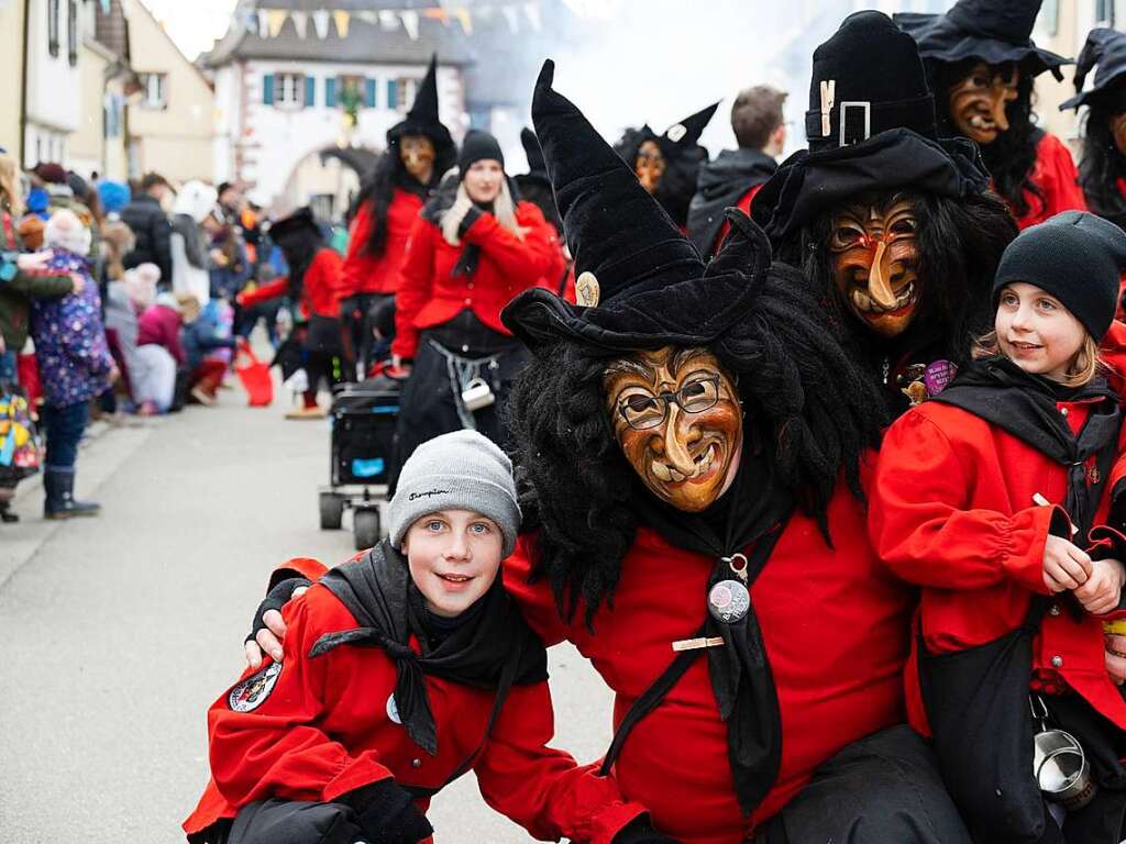 Die Narren sind in der Sulzburger Innenstadt beim Sulzbachtal-Narrenumzug los.