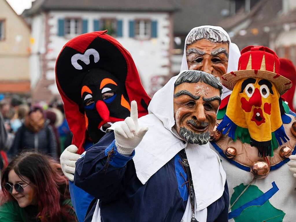 Gleich mit verschiedenen Narrenfiguren kommen die Gloggasger aus Ertlingen.