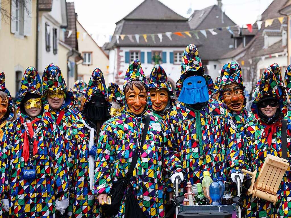 Bunt und mit lauten Rtschen kommen die Narrenfiguren der Groen Karnevalsgesellschaft Malsch.