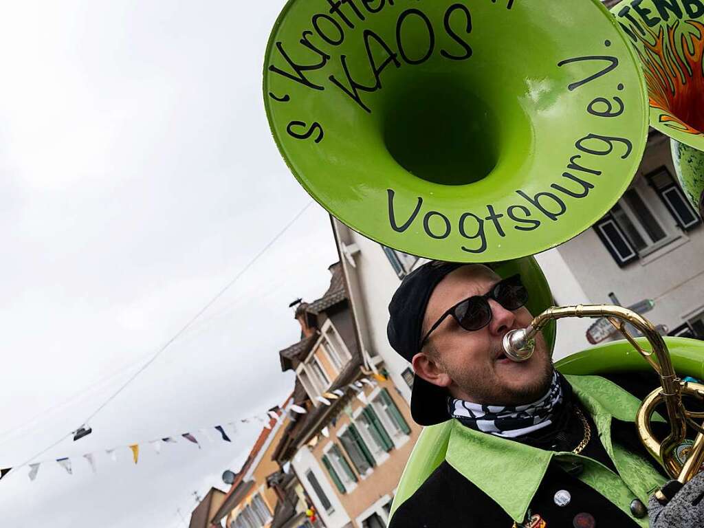 Die Guggemusik „s’Krottenbach“ aus Vogtsburg heizt ein.