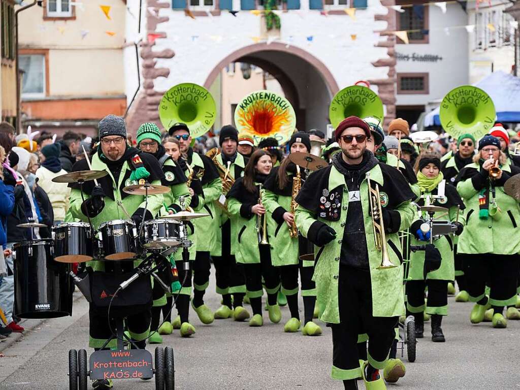 Die Guggemusik „s’Krottenbach“ aus Vogtsburg heizt ein.