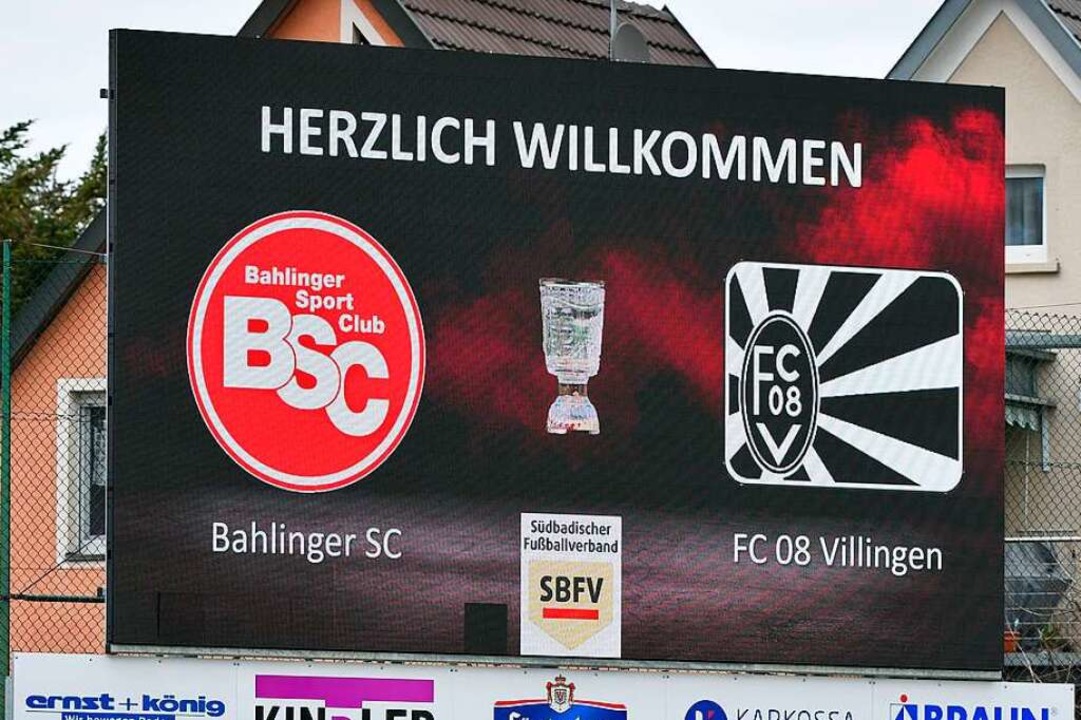 Die neue Anzeigetafel des Bahlinger SC... ein Modul per Weitschuss herauslöste.  | Foto: Claus G. Stoll