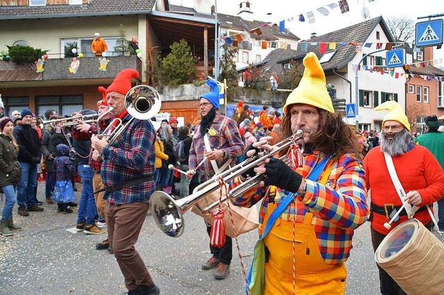 Schrge Guggenmusikklnge durften nat... Umzug durch Wiechs auch nicht fehlen.  | Foto: Edgar Steinfelder