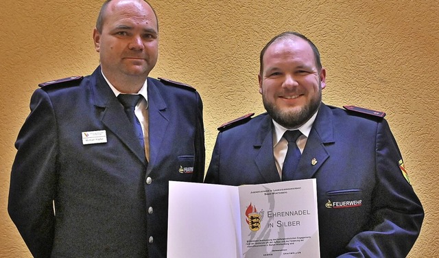 Kreisjugendfeuerwehrwart Michael Kpfe...en Freimter Feuerwehrnachwuchs  aus.   | Foto: Markus Zimmermann