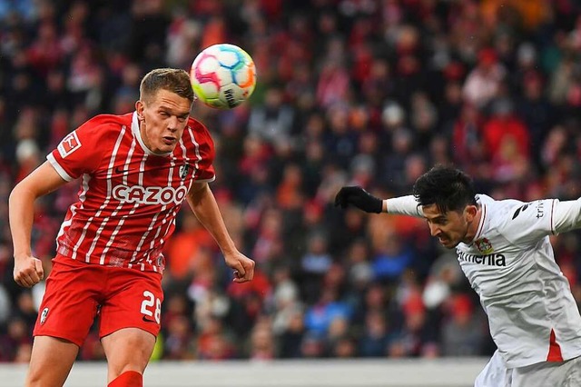 Matthias Ginter vom SC Freiburg verteidigt gegen Bayer 04 Leverkusen.  | Foto: Achim Keller