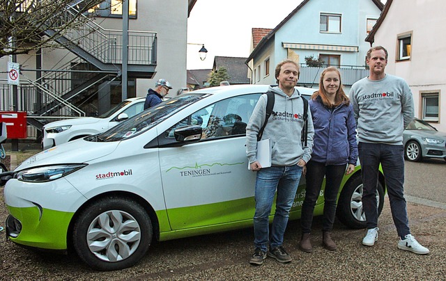 Fabian Kern (von links), Isabel Stackl...homas Lamarque mit dem Carsharing-Auto  | Foto: Enya Steinbrecher