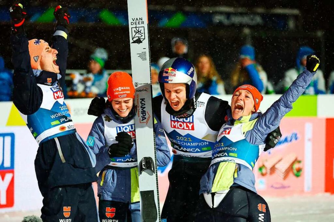 Was für ein Wochenende: Karl Geiger, S...ber WM-Gold im Mixed-Team-Skispringen.  | Foto: Daniel Karmann (dpa)