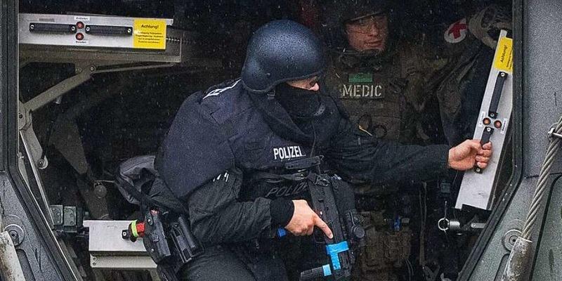 Duesseldorf Polizistin und Polizist mit Schutzweste, Vorstellung neue  Schutzwesten Polizei