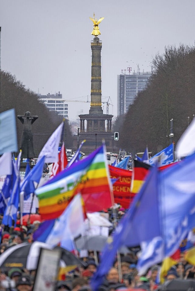 Demonstrierende forderten in Berlin Verhandlungen mit Putin.  | Foto: Monika Skolimowska (dpa)