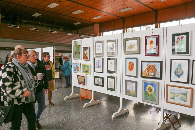 Zahlreiche Besucherinnen und Besucher ...rnissage in die Festhalle Kippenheim.   | Foto: Sandra Decoux