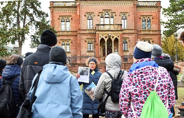 Silvia Sprengler erklrt vor dem Colom...sle, woher die Geister im Park kommen.  | Foto: Rita Eggstein