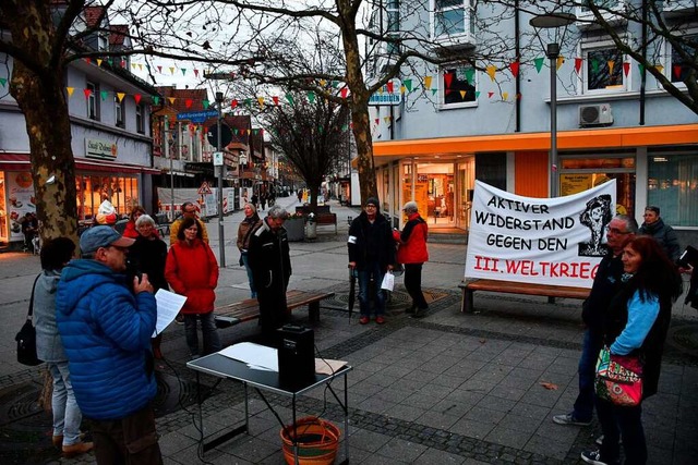 Vehement gegen Waffenlieferungen an di... Antikriegs-Kundgebung in Rheinfelden.  | Foto: Heinz und Monika Vollmar