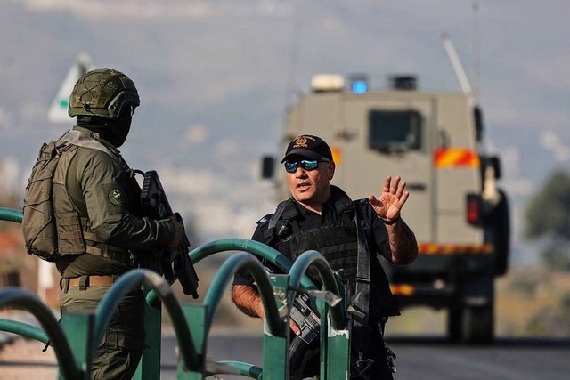 Zwei israelische Sicherheitskrfte spe...el im Gebiet Hawara nach dem Schtzen.  | Foto: Ilia Yefimovich (dpa)