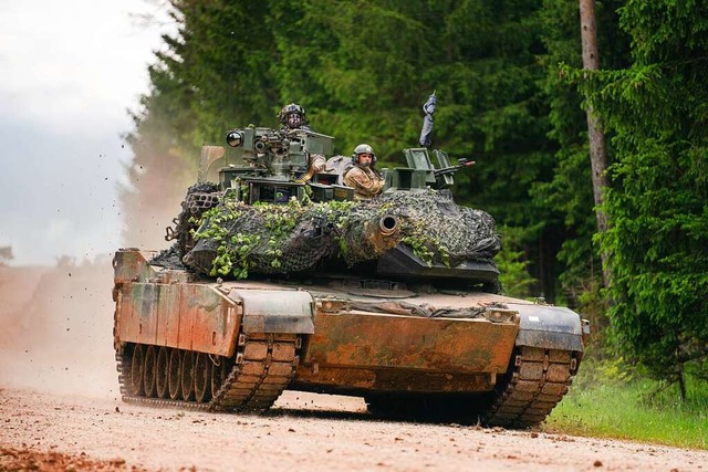 Ein Panzer des Typs M1 Abrams der US A...bungsplatz Hohenfels ber eine Strae.  | Foto: Nicolas Armer (dpa)