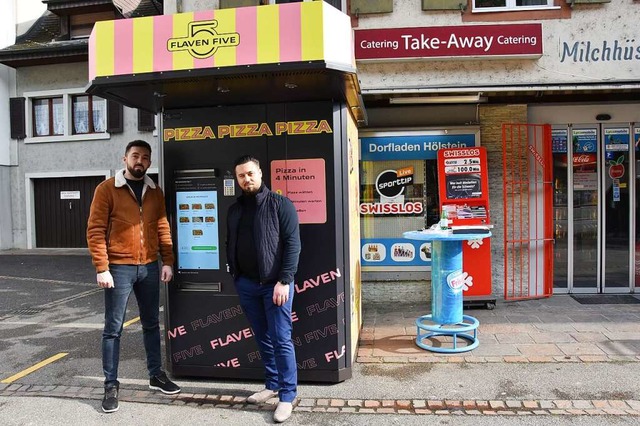 Visar Hasani (links) und Ezgon Isaki vor ihrem Automaten in Hlstein.  | Foto: Kathrin Ganter