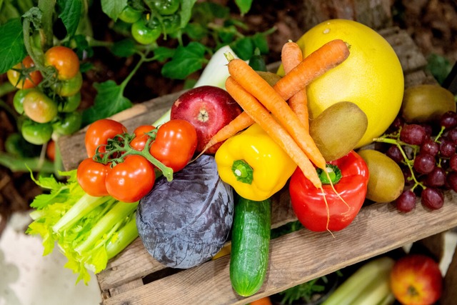 Gesunde Ernhrung ist wichtig, damit wir fit und gesund bleiben.  | Foto: Zacharie Scheurer (dpa)