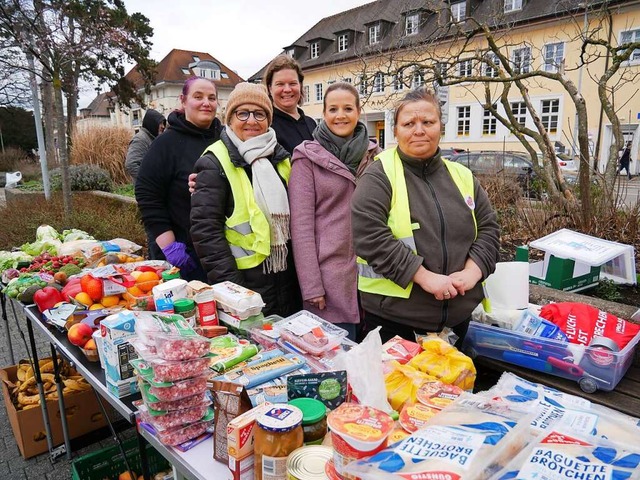 Vereinsmitglieder und Helfer verteilen...uf dem Bahnhofsplatz in Bad Sckingen.  | Foto: Michael Gottstein