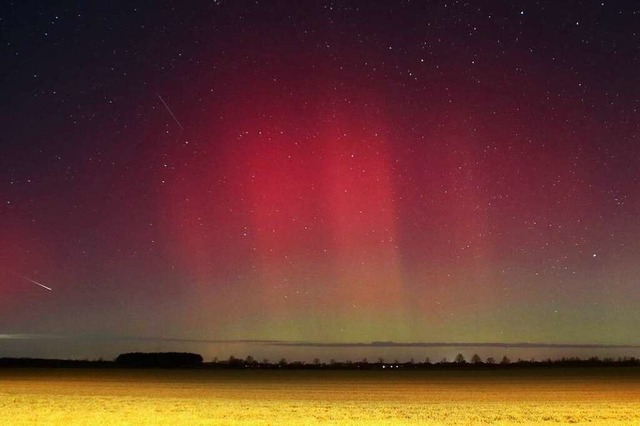 Polarlichter leuchten ber Brandenburg... Nachtaufnahme mit Langzeitbelichtung.  | Foto: Cevin Dettlaff (dpa)