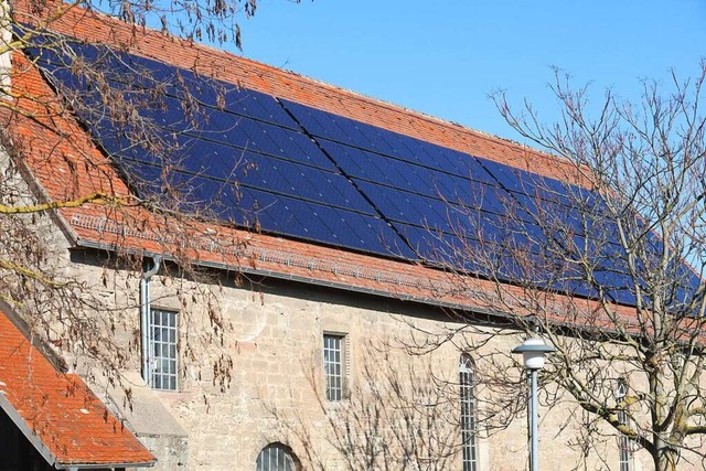 Eine Photovoltaikanlage auf dem Kirchendach gibt es andernorts bereits.  | Foto: Bodo Schackow (dpa)