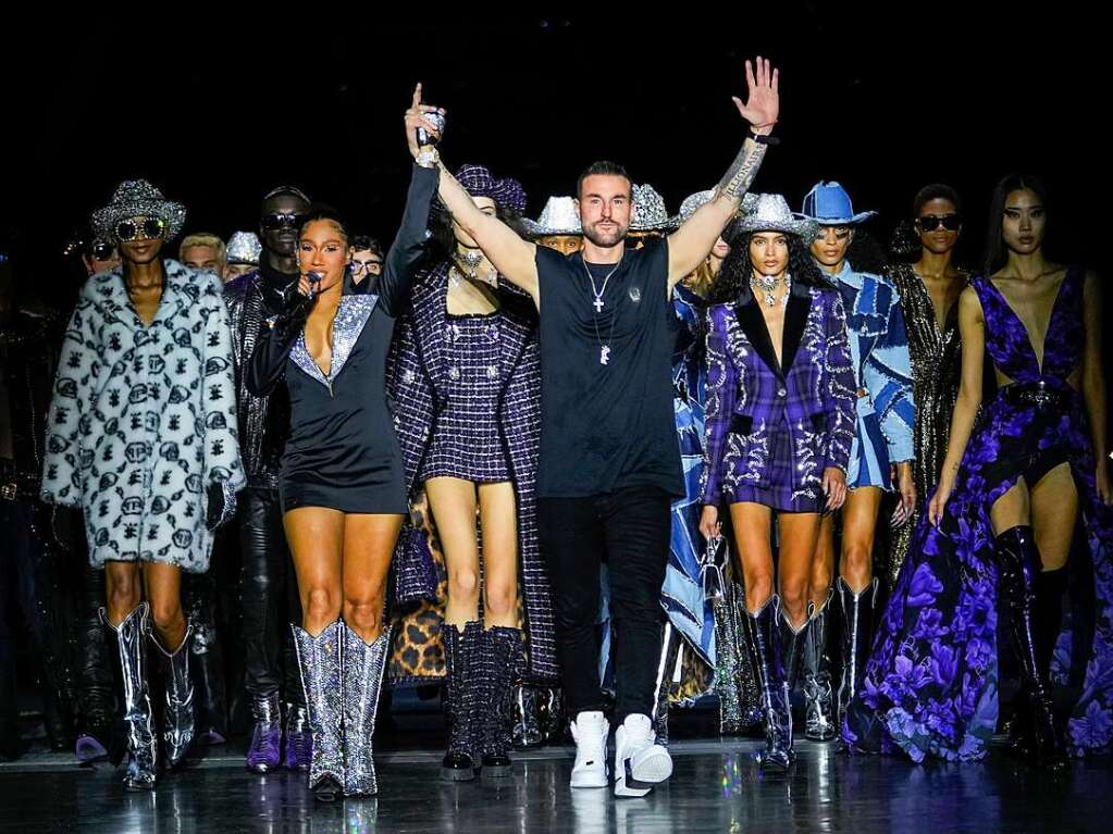 Designer Philipp Plein (M) nimmt nach der Prsentation seiner Herbst-Winter-Kollektion 2023-24, die whrend der Mailnder Modewoche prsentiert wurde, Applaus entgegen.