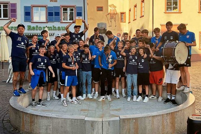 Gemeinsam feiern: Die B- und C-Juniore...irkspokals 2022  in der  Kaiserstrae.  | Foto: Ursula Freudig