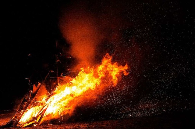 Der Wind auf dem Holzschlger Hinterbe... die Flammen nicht nach oben schlagen.  | Foto: Wolfgang Scheu