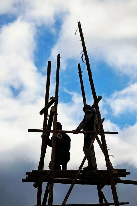 Am Samstag bauten die Holzschläger Funkenbauer das Gerüst auf.  | Foto: Wolfgang Scheu