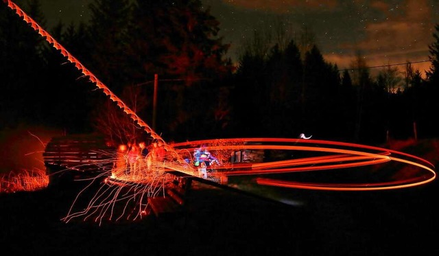 Scheibenschlagen in Bernau. Die glhen...ben hinterlassen eine leuchtende Spur.  | Foto: Ute Maier