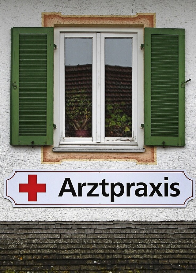 Ein Schild an einem Haus weist in der ...grub (Bayern) auf eine Arztpraxis hin.  | Foto: Karl-Josef Hildenbrand