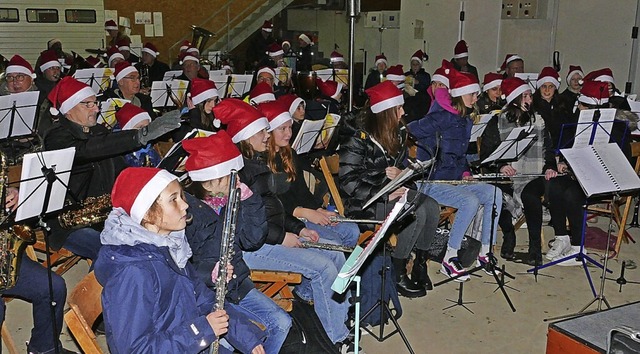 Beim Weihnachtskonzert musizierten  Alt und Jung erstmals miteinander.  | Foto: Ulrich Senf