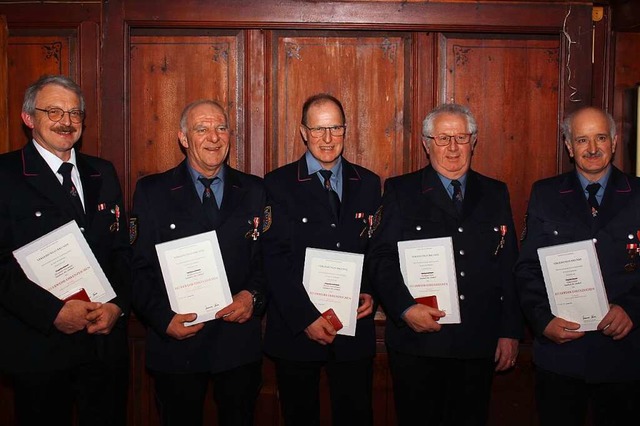 Auf 40 Jahre aktiven Dienst blicken (v... das Feuerwehrehrenabzeichen in Gold.   | Foto: Gert Brichta