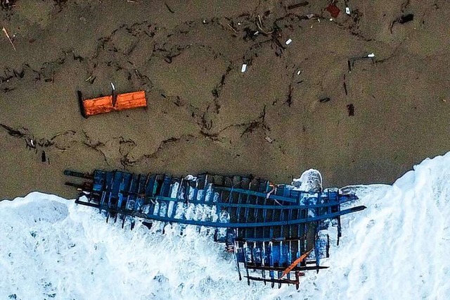 berreste des am Sonntag verunglckten Kutters wurden an den Strand gesplt.  | Foto: Luigi Navarra (dpa)