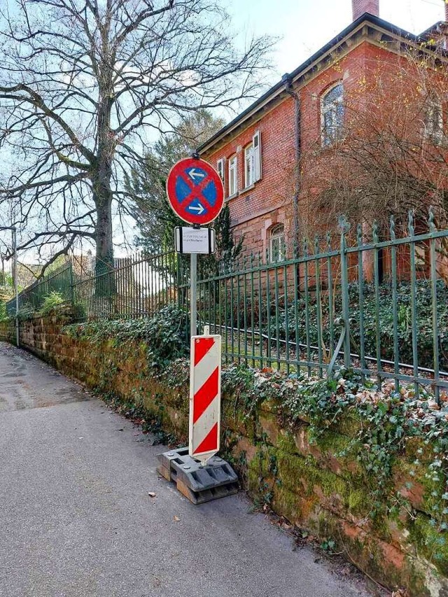 Die Halteverbotsschilder an der Oberto... von der Firma Kunzweiler aufgestellt.  | Foto: Uwe Schwerer