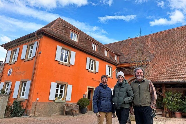 Stephanie, Josefine und Rainer Schlumb...dem rundumerneuerten historischen Dach  | Foto: Simone Hhl