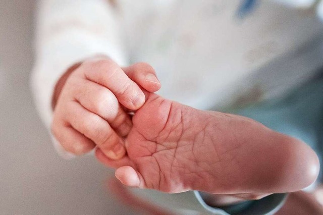 In Japan kommen wenige Babys auf die Welt (Symbolfoto).  | Foto: Fabian Strauch (dpa)