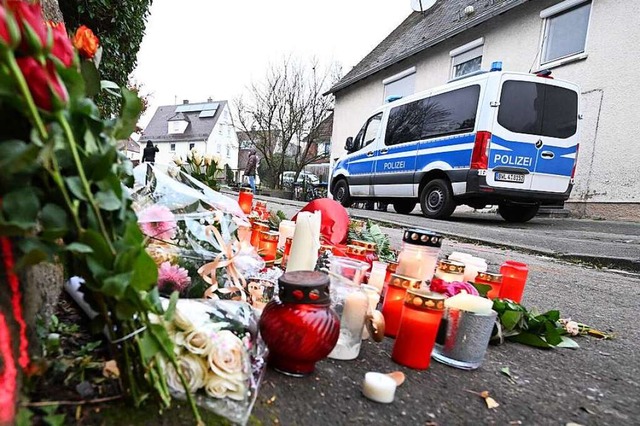 Kerzen und Blumen stehen am Tatort in Illerkirchberg.  | Foto: Bernd Weibrod (dpa)