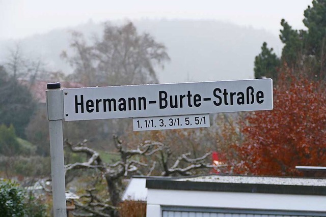 Dieses Straenschild in Kandern soll u...dist der NS-Ideologie&#8220; erhalten.  | Foto: Victoria Langelott