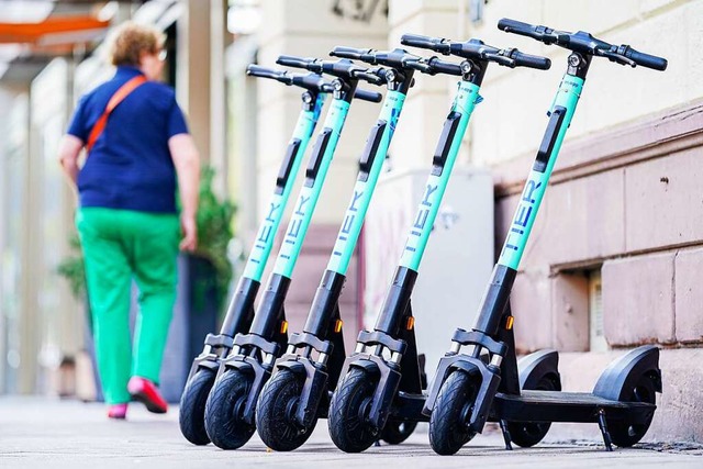 Wird man in Weil am Rhein vorerst doch...Scooter des Unternehmens Tier Mobility  | Foto: Uwe Anspach (dpa)