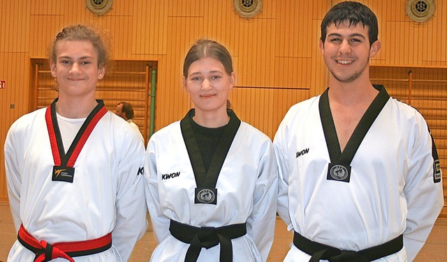 Knnen stolz auf sich sein: Moritz Her...n nun den schwarzen Gurt im Taekwondo.  | Foto: Ines Bode