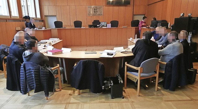 Erneut eine volle Anklagebank im Saal II des Landgerichts   | Foto: Winfried Kninger