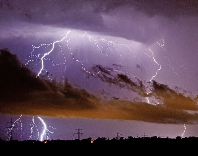 Blitze erhellen den Himmel spektakulr, sind aber durchaus gefhrlich.  | Foto: Julian Stratenschulte